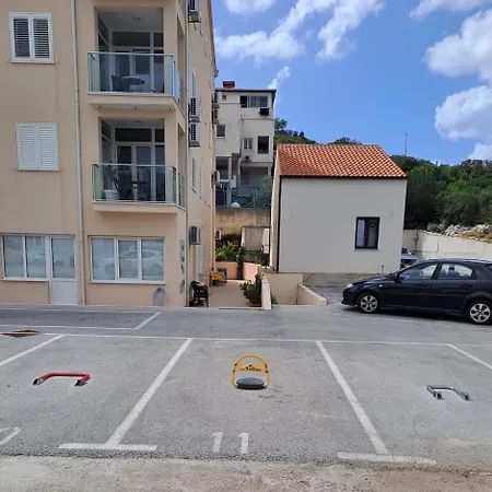 Brand New Nebo Apartment *